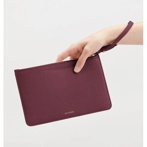 Cuyana Pebbled Leather Slim Wristlet Wallet in Merlot